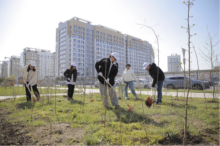 Samruk-Energy staff participated in the citywide cleanup day.
